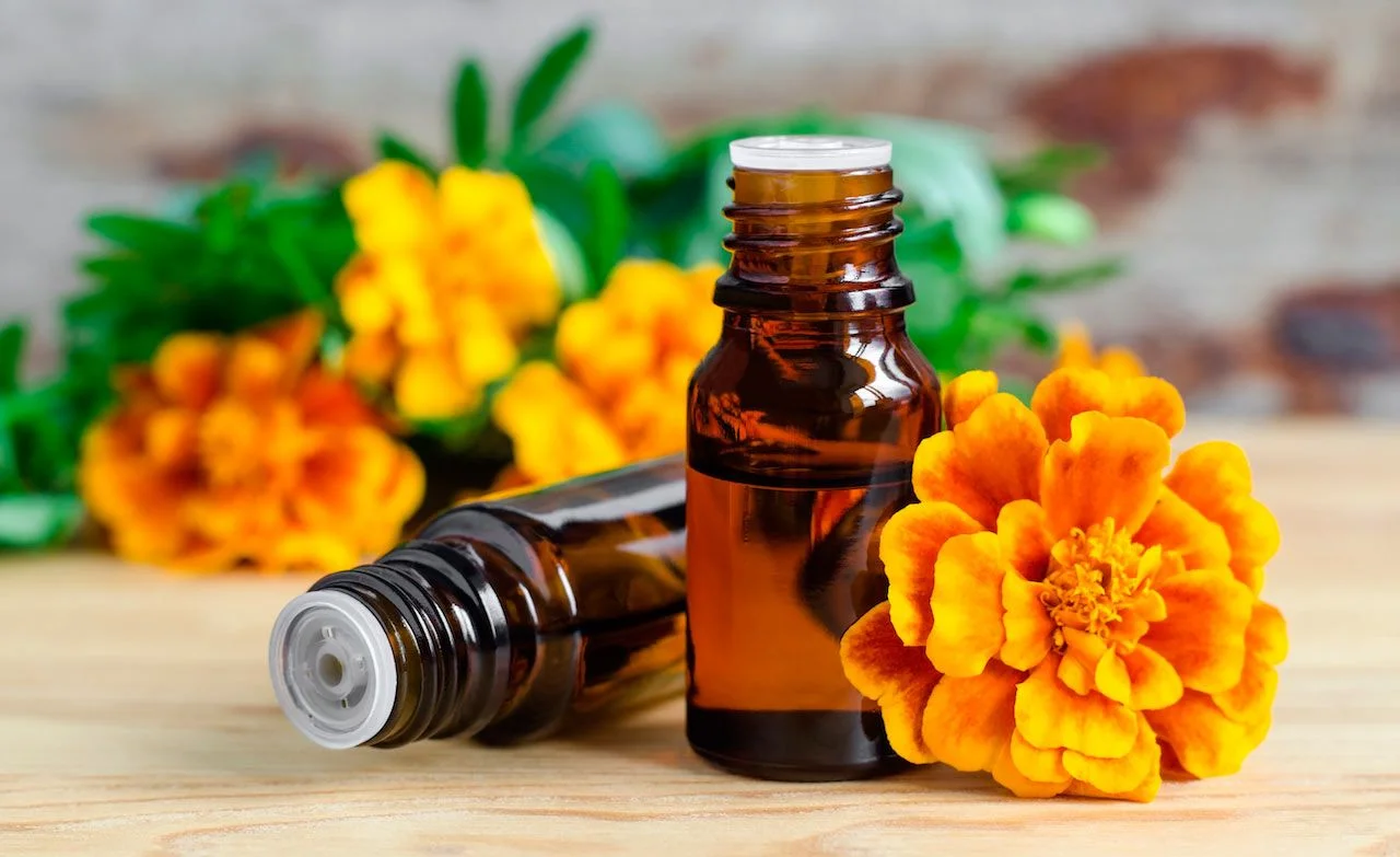 El aceite esencial es una mezcla compleja de sustancias aromáticas que son responsables de los aromas de las flores.