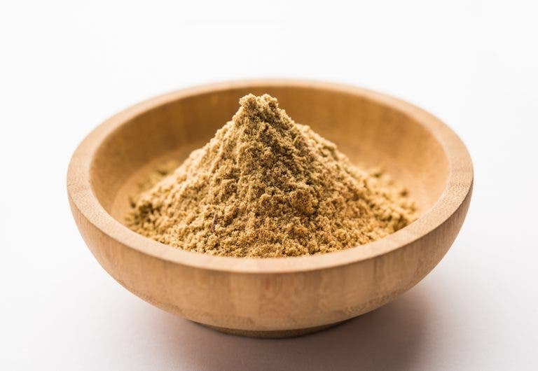 Los ingredientes básicos de una varilla de incienso son palos de bambú, pasta y el perfume, que tradicionalmente es un masala