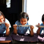 Niños indios comiendo por la fundación de Goloka