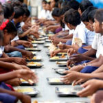 Niños indios comiendo por la fundación de Goloka