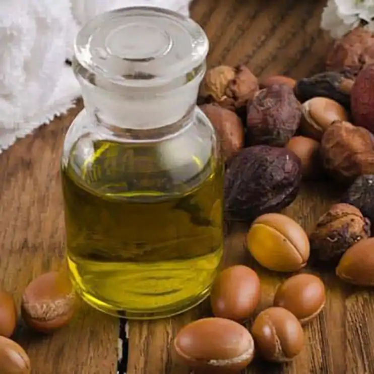 La elaboración del aceite de argán para utilizar en la cocina, es diferente a otros tipos de aceites, ya que para poder usarlo en las comidas hay que tostarlo.