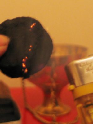 quemar_carbon.inciensoshop Coloca el disco auto-entendible en el centro del incensario.