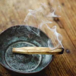 quemar_palo_santo.inciensoshop Su uso confunde a las personas con el de un incienso.